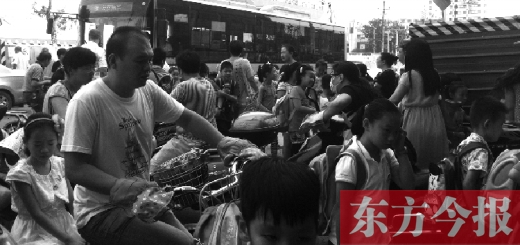9月4日下午，文化路一小附近，大批陪讀家長(zhǎng)接孩子。