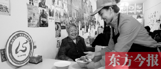 9月29日，輕院社區(qū)的“空巢老人”荊阿姨在一家飯店免費(fèi)吃午餐