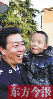 林州市公安局長趙峰抱著滿臉笑容的曉宇（化名），也露出了笑容