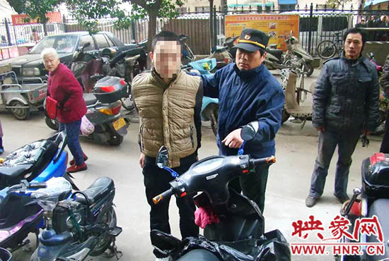 巡防隊員將盜賊控制。