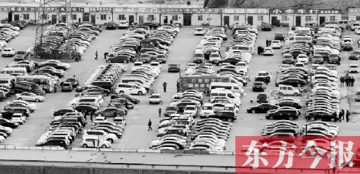 鄭州市文化路北段一個(gè)二手車交易市場(chǎng)，停放著密集的二手車