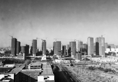 在鄭州市同一地點拍攝的照片，下為1月1日晴朗天氣，上為1月5日霧霾天氣。（拼接圖片）