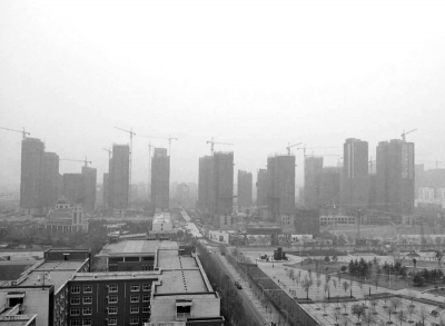 在鄭州市同一地點拍攝的照片，下為1月1日晴朗天氣，上為1月5日霧霾天氣。（拼接圖片）