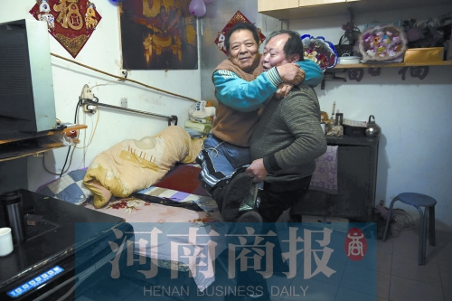 2015年1月15日，老鄰居抱起180斤重的高新海去坐三輪車(chē)，準(zhǔn)備出去轉(zhuǎn)轉(zhuǎn)