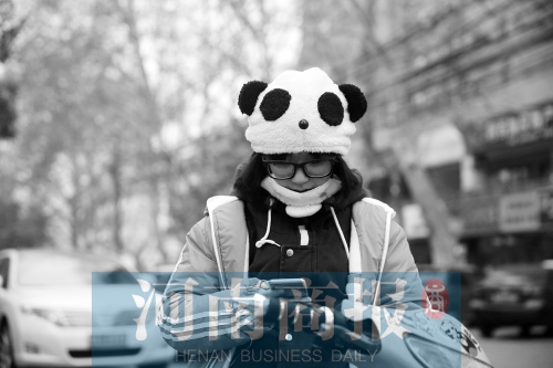 氣溫降了下來(lái)，不少人出行都裝備整齊