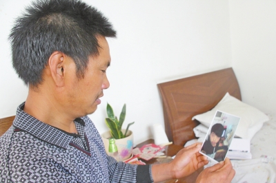 46歲的山村農(nóng)民祁振崗在失去兒子的同時，又陷入了“沒錢帶兒子回家”的揪心之痛中。