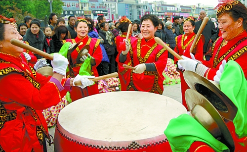 11月15日，鄧州廣大干部群眾載歌載舞慶祝黨的十八大勝利閉幕。