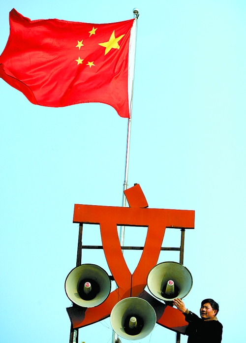 11月15日，新蔡縣磚店鎮(zhèn)黨員劉新峰在村口架起三個大喇叭，向群眾及時宣傳十八大精神。
