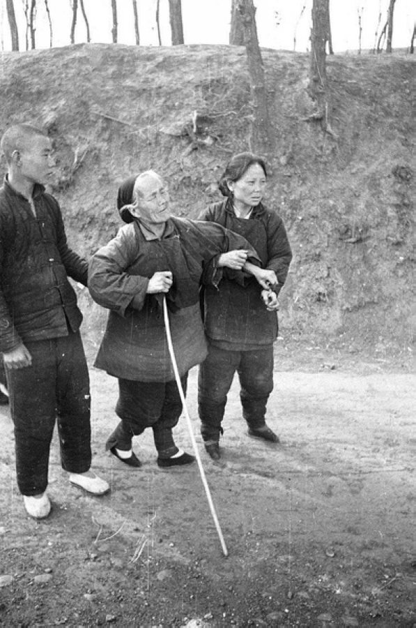 災(zāi)民，看到左側(cè)年輕人的白鞋，應(yīng)該是剛死去親人