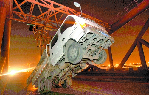 　車上升降機(jī)的工作臺(tái)被卡，車身前部高高翹起。