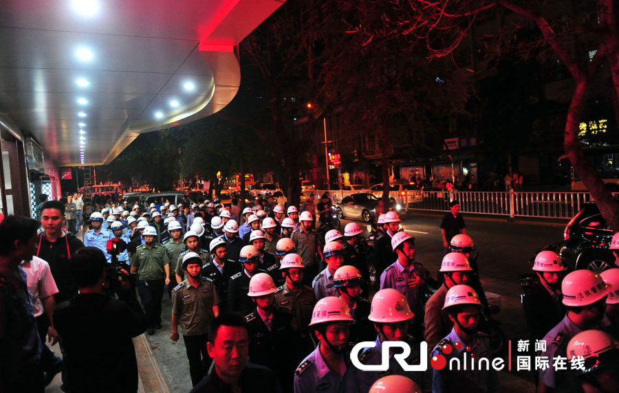 2012年12月26日晚，海南省三亞市，三亞市綜合行政執(zhí)法局河西大隊(duì)近百名城管上街執(zhí)法。