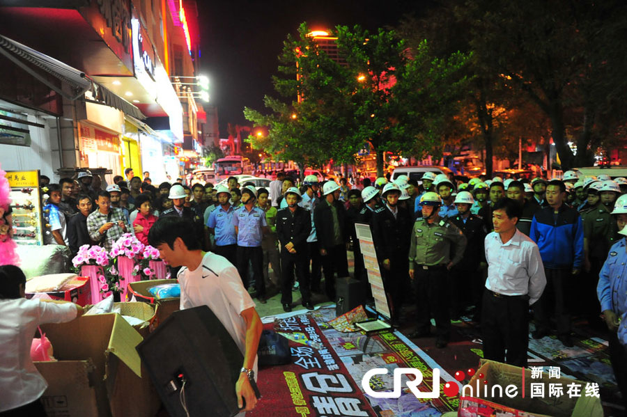 　2012年12月26日晚，海南省三亞市，三亞市綜合行政執(zhí)法局河西大隊(duì)近百名城管上街執(zhí)法。