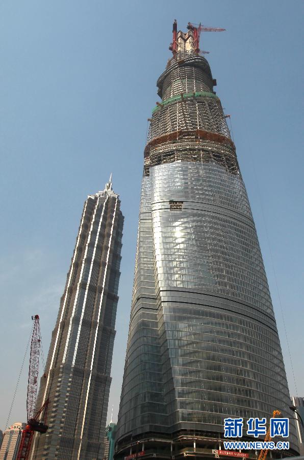 在建的國內(nèi)第一高樓“上海中心”（右）（4月11日攝）。
