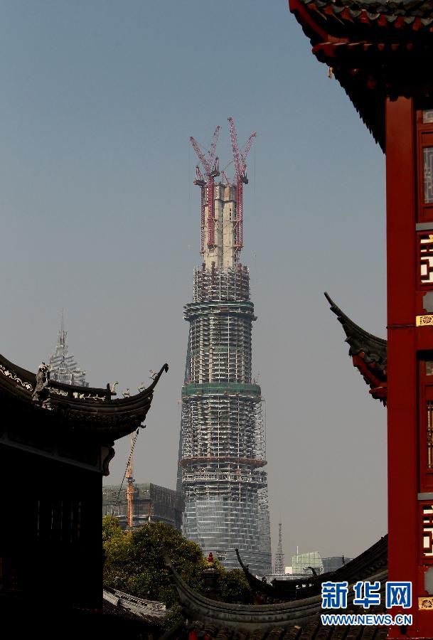在上海豫園遠(yuǎn)眺在建的國內(nèi)第一高樓“上海中心”（4月11日攝）。