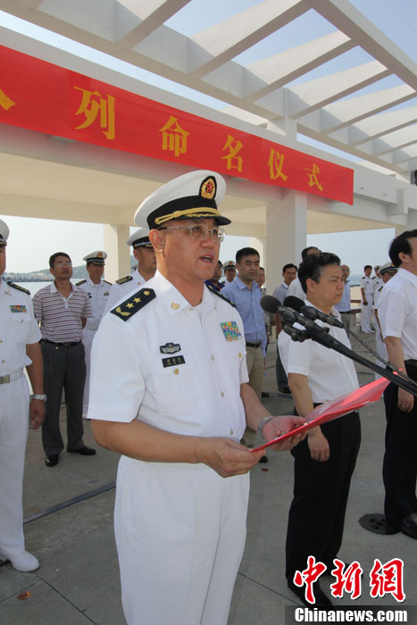 　南海艦隊(duì)司令員蔣偉烈宣讀了岳陽(yáng)艦入列命名命令，并為該艦授旗、頒發(fā)命名證書(shū)。