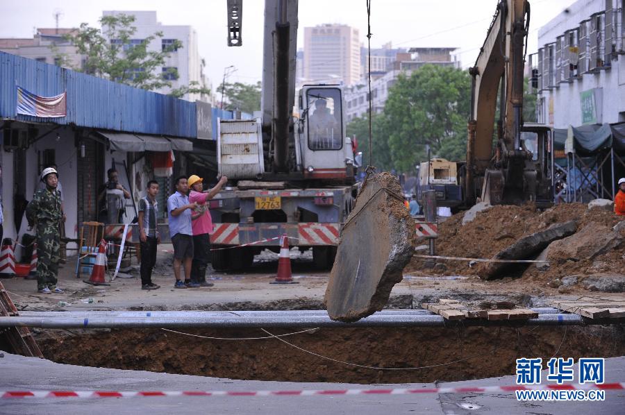 5月21日，在廣東省深圳市龍崗區(qū)橫崗街道紅棉二路華茂工業(yè)園路面塌陷處，救援人員在現(xiàn)場(chǎng)救援。