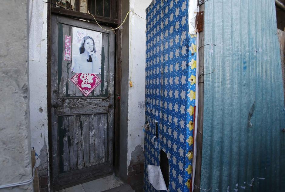 36歲的河南信陽打工者陳小龍在這里租了一間屋子住，2012年底開始，他偷偷在出租屋里挖地窖。