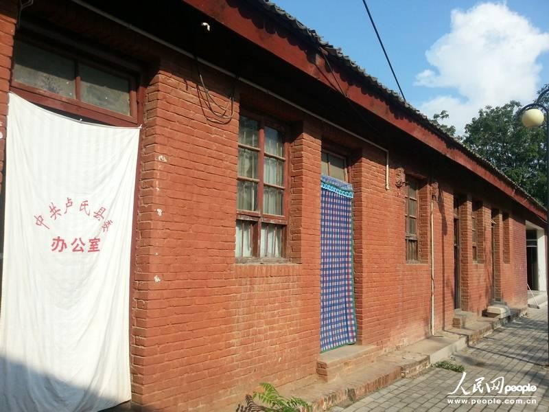 圖為盧氏縣委使用了56年的土坯辦公房。圖片來源：人民網(wǎng)