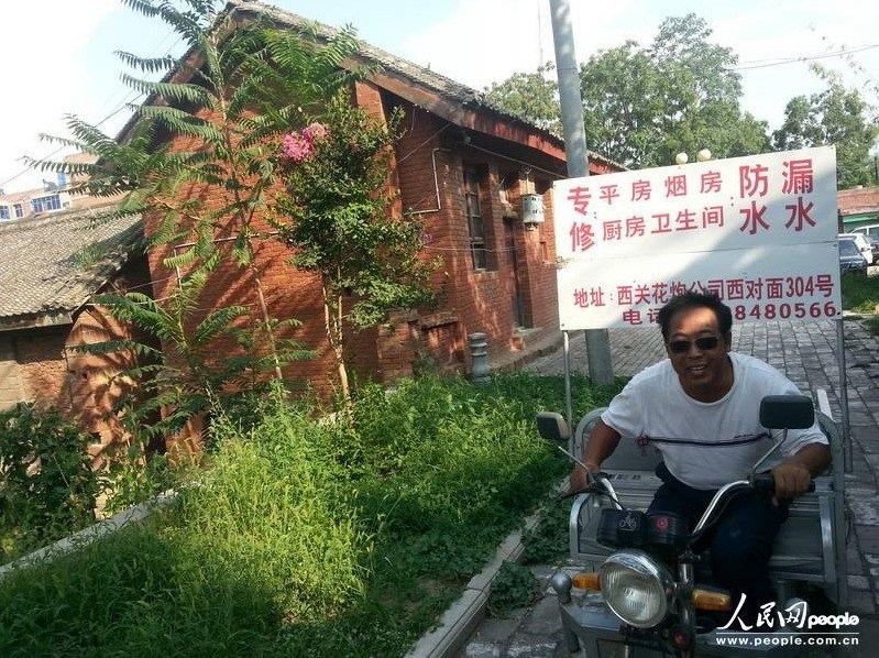 圖為縣委大院依然沒有配備專職保安，群眾可以隨意進(jìn)入。圖片來源：人民網(wǎng)