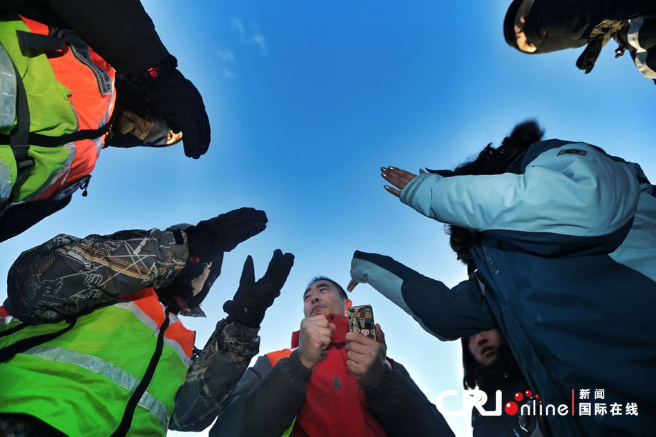 2012年12月23日，北京靈山，救援人員在積雪四十厘米多的山上搜救。