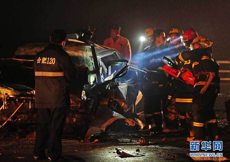 2013年1月9日，合肥，事故現(xiàn)場，兩輛受損車輛已經(jīng)全部變形