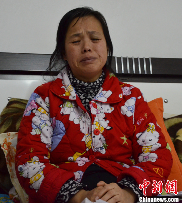 近日，記者在伊春市帶嶺區(qū)職工醫(yī)院廢棄太平間內(nèi)看到了陳慶霞，當(dāng)向記者講訴其兒子走失時(shí)，泣不成聲。