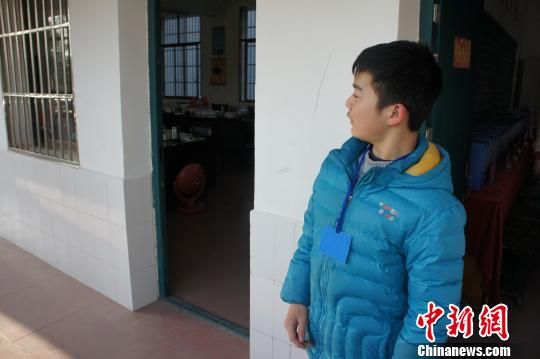 對(duì)于幾年如一日照顧他的同學(xué)余興泉，14歲的左臣心里充滿了感激。 李俊杰 攝