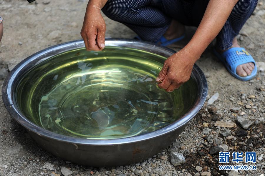 地下水成“綠茶”　污染二十多年該誰(shuí)治？