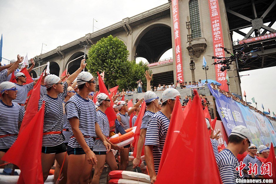 圖為28個(gè)橫渡方隊(duì)依次下水橫渡長(zhǎng)江。中新社發(fā) 張暢 攝