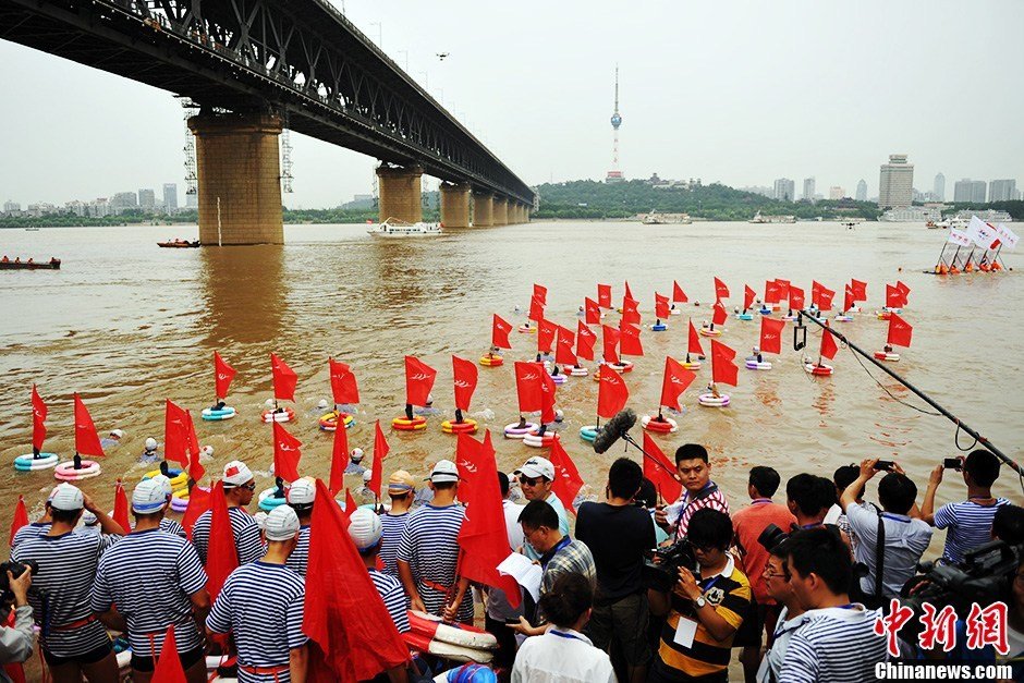 圖為江面上的橫渡方隊(duì)里的選手們劈波斬浪。中新社發(fā) 張暢 攝