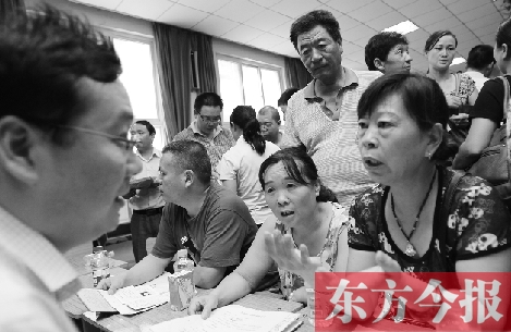 帶著孩子小升初的諸多疑問，眾多家長(zhǎng)（右）向教育部門咨詢