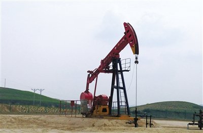 長慶油田標準化井場，位于定邊縣新安邊鎮(zhèn)店子坪村黃土高原上。