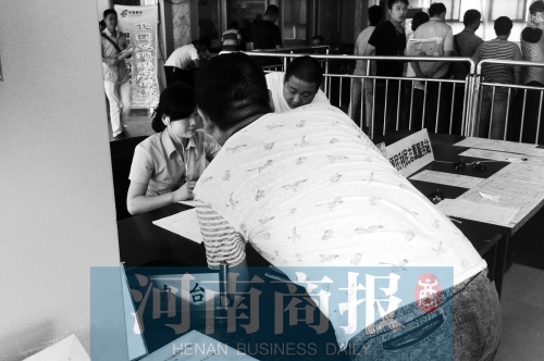 戴著耳機工作，挺“愜意”