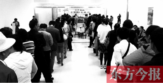 昨日上午，鄭州市社保辦事大廳，辦事的群眾排起長隊(duì)