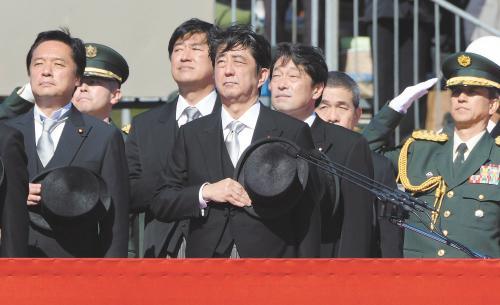 　27日上午，日本首相安倍晉三在琦玉縣的自衛(wèi)隊(duì)朝霞訓(xùn)練場(chǎng)出席陸上自衛(wèi)隊(duì)年度閱兵式