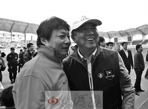 比賽結(jié)束后，老胡熱情擁抱老唐。