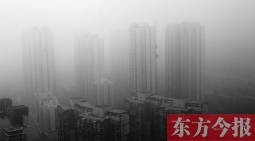 昨天早上，鄭州氣象臺發(fā)布大霧紅色預(yù)警，在霧霾籠罩下，鄭州市區(qū)的高樓大廈隱約可見