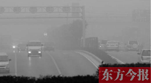 昨天早上，鄭州氣象臺發(fā)布大霧紅色預(yù)警，鄭州空氣質(zhì)量也再次迎來重度污染的預(yù)警