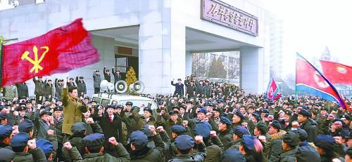 朝鮮11日繼續(xù)展開大規(guī)模批判張成澤運動。圖為朝鮮金策工業(yè)大學(xué)的青年學(xué)生宣誓擁護領(lǐng)袖金正恩。