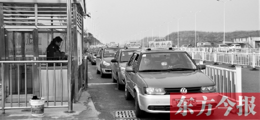 信陽(yáng)西出站口排隊(duì)的出租車(chē)