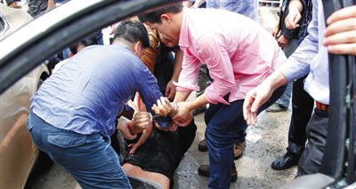 昨日，警方和市民們一起砸窗將肇事者控制。當(dāng)日，福州閩侯縣，一名男子駕駛小車在青口鎮(zhèn)奔馳大道附近撞人后逃逸，事故致7人死亡，12人受傷。圖/CFP