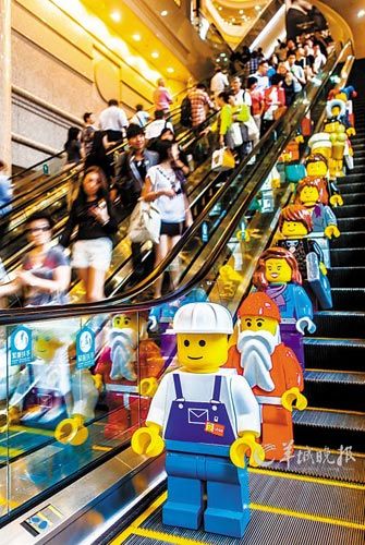 香港時代廣場今年推出樂高圣誕村，樂高人偶烘托節(jié)日氛圍