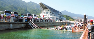 昨天上午10點左右，江西廬山西海風(fēng)景區(qū)司馬旅游碼頭發(fā)生橋面塌陷事故，造成18名游客擦傷或落水。景區(qū)表示，目前已對擦傷或落水游客進(jìn)行有效救治和妥善處置，并對游客損失的財物進(jìn)行登記。