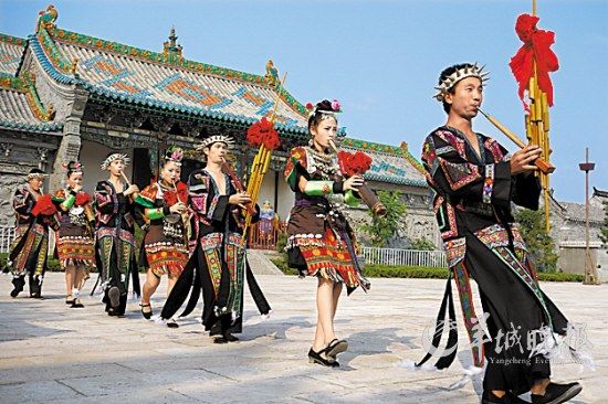 山東臺(tái)兒莊古城內(nèi)，來(lái)自外地的演員表演蘆笙舞 王建華 攝