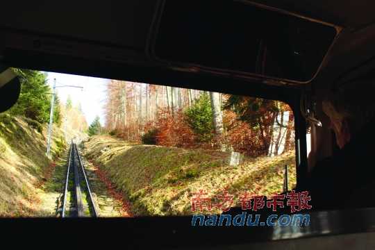 小火車一路向上，沖破云層，豁然開朗，乘客們的歡呼聲適時響起，一切漸入佳境。