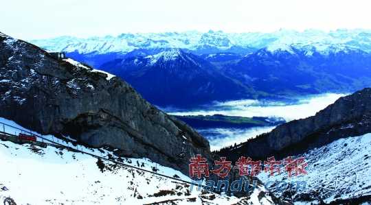  齒軌火車在皮拉圖斯山上穿行，如同紅色的龍在山中游弋。