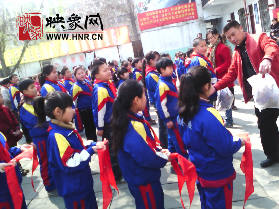 　　“韓胖子”千只茶香雞茶香鴨捐贈環(huán)衛(wèi)工人、農(nóng)民工學(xué)子和鄭州市社會福利院。
