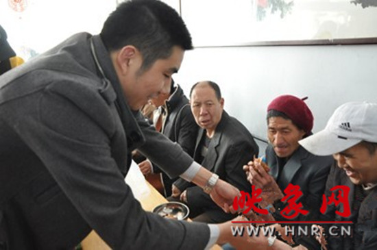 　　“韓胖子”千只茶香雞茶香鴨捐贈環(huán)衛(wèi)工人、農(nóng)民工學(xué)子和鄭州市社會福利院。