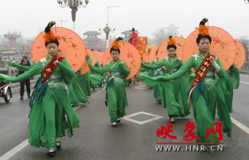 　　3月30日上午,開封市舉行2013中國(guó)(開封)清明文化節(jié)踏春巡游活動(dòng)?！?　　