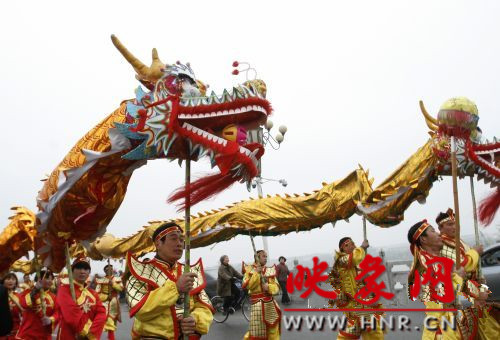 　　3月30日上午,開封市舉行2013中國(guó)(開封)清明文化節(jié)踏春巡游活動(dòng)。　 　　